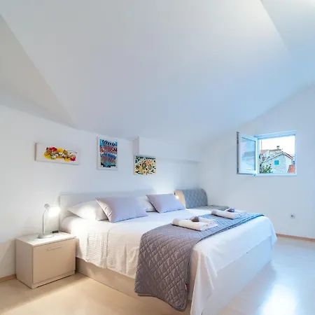 Apartment Pijaceta *