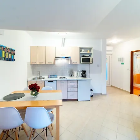 Apartment Pijaceta *